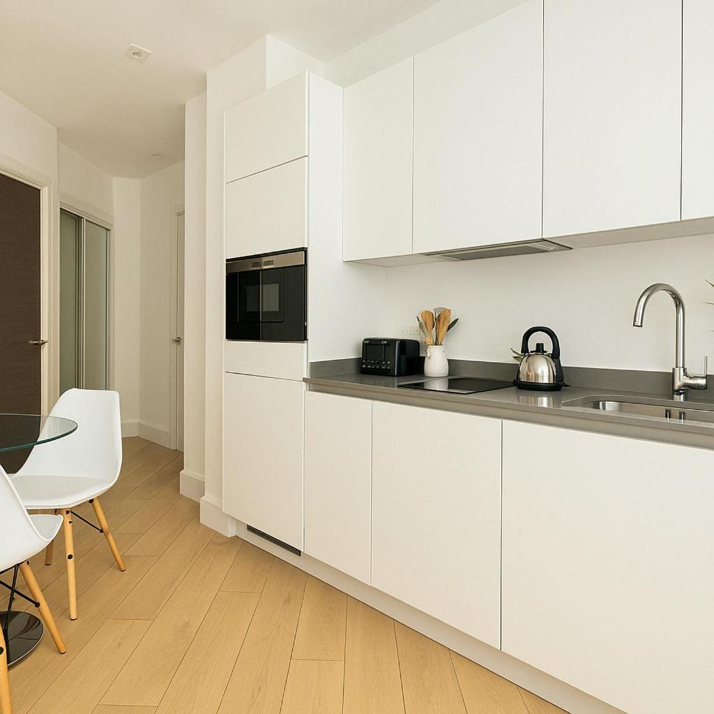 Bright Studio Flat - Walk To River Thames & Kingston Town Surbiton Exterior photo